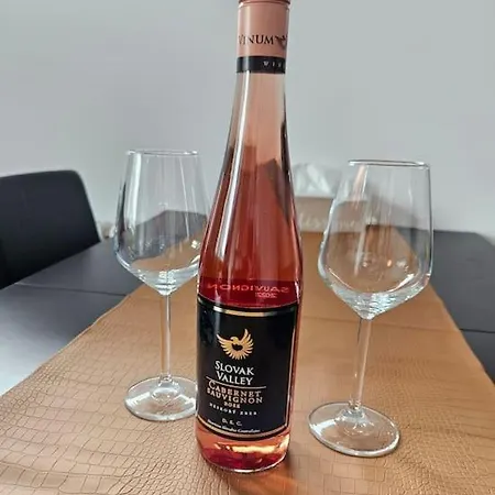 Trendy & Quiet Urban Oasis Flat * Bratislava