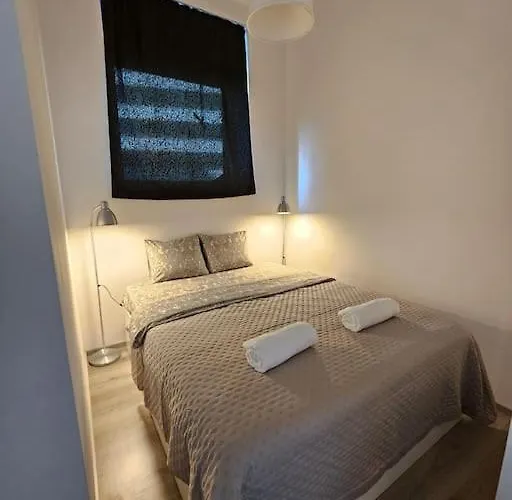 Trendy & Quiet Urban Oasis Flat