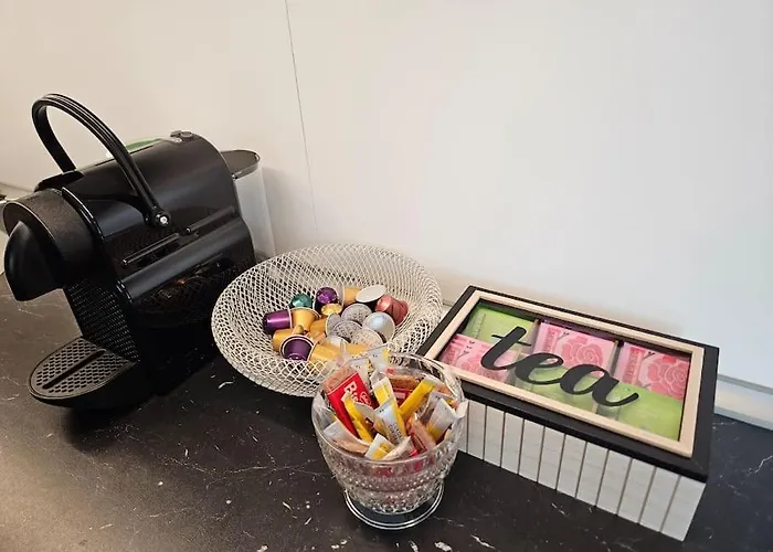 Trendy & Quiet Urban Oasis Flat *